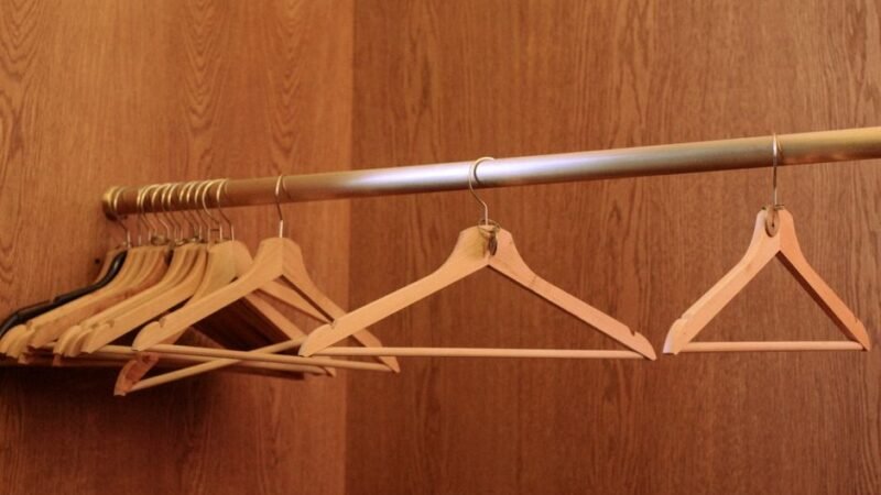 Cabides De Madeira Com Pinças De Metal: O Guardião Perfeito Do Seu Guarda-Roupa
