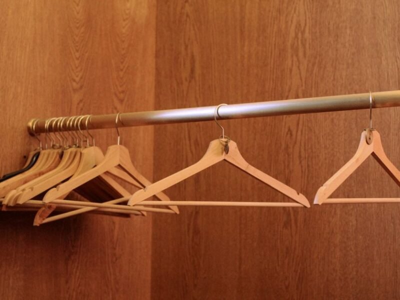 Cabides De Madeira Com Pinças De Metal: O Guardião Perfeito Do Seu Guarda-Roupa