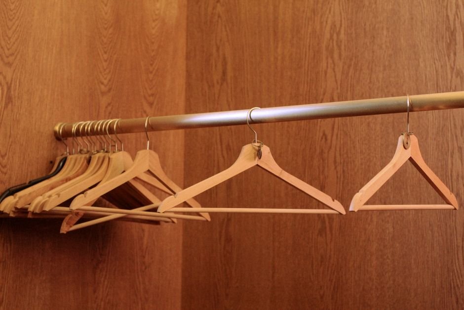 Cabides De Madeira Com Pinças De Metal: O Guardião Perfeito Do Seu Guarda-Roupa